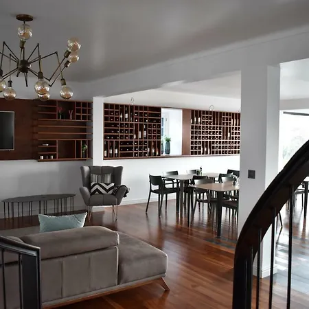 Πανσιόν Volcanic Charming House 4*